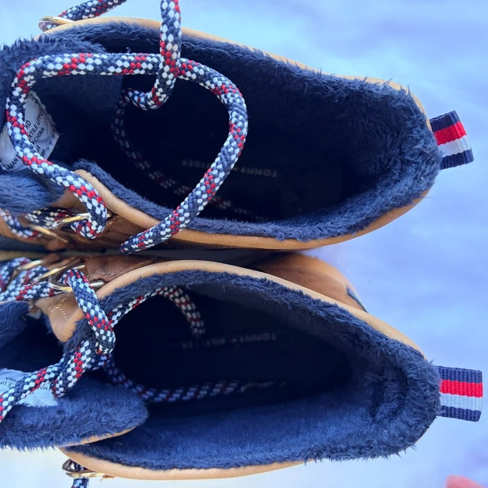 Tommy Hilfiger Jenko Duck Boots Size‎ 8 Tan Navy